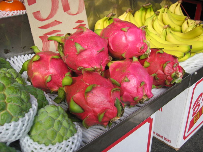 800px-Dragonfruit_Chiyai_market[1].jpg